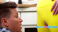 Jouer Une petite ado rousse tente sans vergogne son demi-frère avec sa chatte rasée et son gros cul