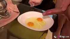 Riproduci Gli archivi nazionali e l'amministrazione dei record si divertono a nutrire omelette con sborra per il digiuno