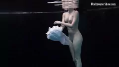 Играть Рыжая тинка раздевается в бикини у бассейна