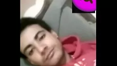 Redare Coed îndrăzneață își arată fundul în timpul chatului video - Partea 1