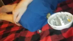 Reproducir Adolescente Amish fumadora comparte un cigarrillo y es atada mientras chupa la polla de un inglés