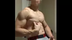 播放 亚洲肌肉头螺栓脱离他的大露头鸡巴