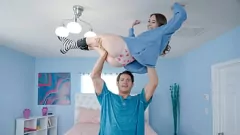 Abspielen Cremiger Orgasmus mit zierlichen Teenie -Stepsis und ihren winzigen Titten in 4k POV