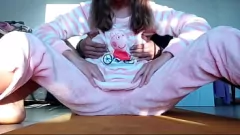 Jouer Tabou risqué de la petite passerie asiatique avec une chatte humide