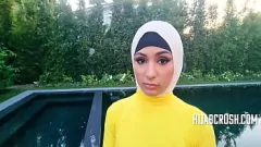 تشغيل STETSIS التي ترتدي الحجاب تجرب الديك لأول مرة - محرمات الأسرة