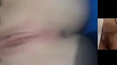 Reproduzir Modelo latino voluptuoso fica travesso na videochamada: Cumload garantido