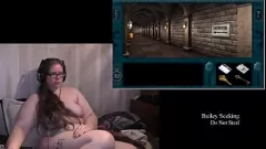 Riproduci Girl Gamer Naked Fetish gioca attraverso: grandi tette e tatuaggi