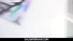播放 Stepdad的幻想实现了：禁忌继女米奇·泰勒的大屁股青少年在卧室地板上他妈的