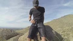 Reproducir Encuentro de orina pública en pantalones cortos durante la caminata al aire libre