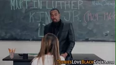 Abspielen Schwarzer Lehrer gibt den 18 -jährigen Teenager einen harten interracialen Blowjob