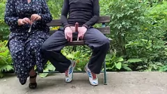 Jouer BBW MILF obtient un extérieur avec un handjob de sperme de Stepson