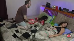 Putar Threesome Antar Ras Gila dengan Teman Sekamar Latina Saya yang Terkejut dan Teman Kulit Hitamnya