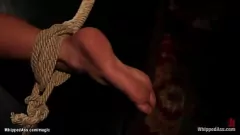 Abspielen Knechtschaft und Stockschläge: Herrin dominiert Rothaarige bei extremer BDSM-Begegnung