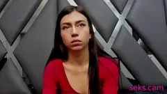 Reproducir Hermosa pequeña morena vestida de rojo se abre de piernas para una intensa sesión de sexo en vivo por cámara