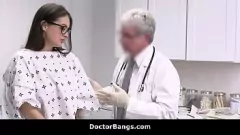 Reproducir Médico travieso se aprovecha de una paciente adolescente tímida con una gran polla y la soborna para que le haga una mamada en la clínica