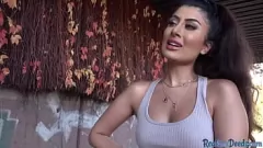 播放 绿眼睛的弯曲黑发美女在公共场合被搭讪，享受热气腾腾的户外口交和性交