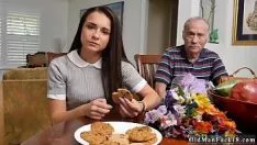 Oynat Çekoslovak yaşlı anne pornosu eski nefesli çalgıya biniyor!