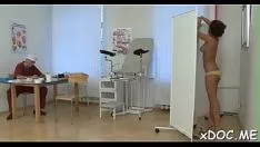 Odtwórz Przyjemny rudowłosy beau idealna Lara ostentacyjnie uosabia swoją słodycz