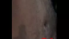 চালান এনথা একটা বড় মাড়ির উপর বসে আছে