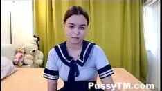 播放 18yo 小姐是网络摄像头和躺椅的新成员