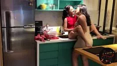 Играть Теперь это политическая партия в моей квартире, вы можете показать, это сани, чтобы связать с линой накамур ривера