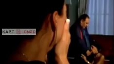 Oynat Güvensiz İtalyan baba kızına, bir erkeği okşadığı için annesinden önce hak ettiği şeyi verir