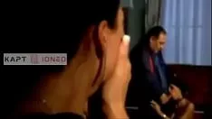 تشغيل يعطي الأب الإيطالي الذي لا يثق به فتاته ما تستحقه قبل والدتها لمداعبة رجل