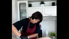 Odtwórz Scharify Nadya woskuje duży but z gumą ze swoją nową naukową osobą