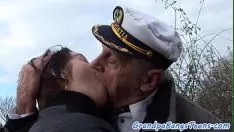 تشغيل Bigtitted طفل تبديد الجدود gumshoe