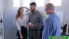Odtwórz Bosomy emboss pieprzy się z użytkownikami z flanki w ramach spłaty